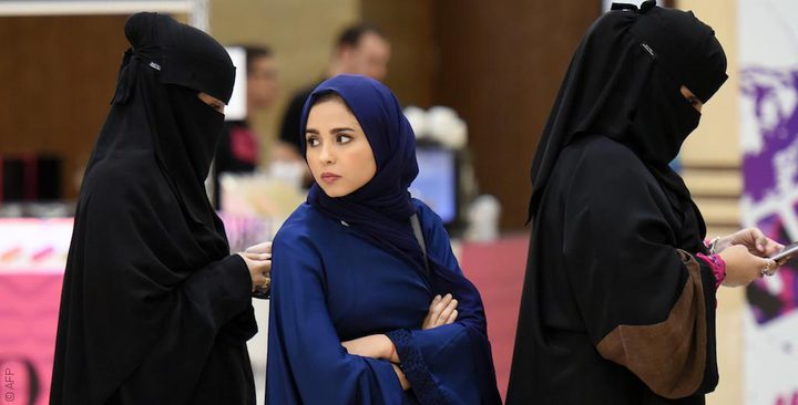 هل سيتم إلغاء شرط إذن السفر للمرأة السعودية؟