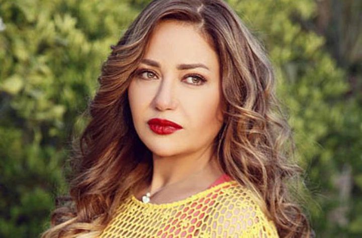 ليلى علوي تؤدي مناسك العمرة