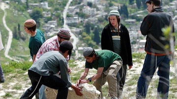 مستوطنون ينصبون "كرافاناً" في سالم