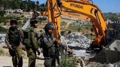 قوات الاحتلال توزع 17 إخطارا في قريتي سنيريا وبيت أمين