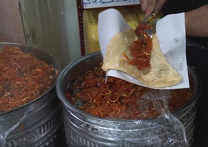 كيفية عمل الحلاوة القرعية والزلابية في مدينة نابلس (فيديو)