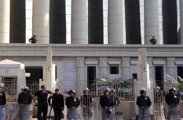 فتاة مصرية وشقيقها يخفيان جثة والدتهما في خزانة الملابس لمدة عامين