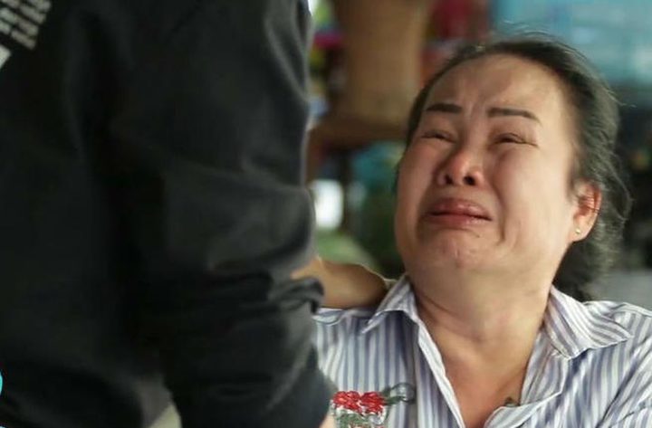 بعد خضوعه "لعمليات تجميل".. أم تعجز عن التعرف على ابنها