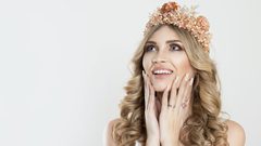 التاج الكريستالي.. لمستك الملكية في ليلة العمر!