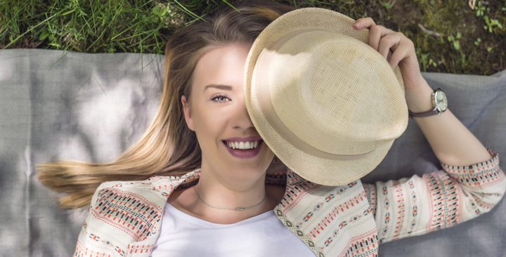 تعايشت مع هذا العيب الخلقي في وجهها .. فأصبحت قدوة لمن يشبهها !