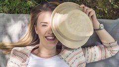 تعايشت مع هذا العيب الخلقي في وجهها .. فأصبحت قدوة لمن يشبهها !