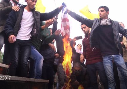 محتجون يحرقون العلم الأمريكي في غزة رفضاً لقرار نقل السفارة الأمريكية للقدس (صور)