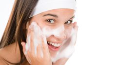 تعرفي على أفضل أنواع غسول للبشرة الدهنية