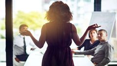 النساء يقضين 4 أشهر في اختيار ملابس العمل!