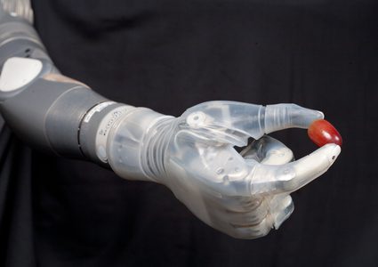 تقنية تعيد إحساس اللمس إلى الأطراف الصناعية