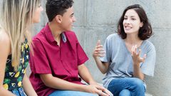 كيف تبدي اهتمامك بنقاش لا يهمك ابدًا ؟