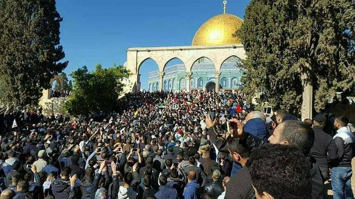 الاحتلال يُهاجم مسيرة نظمها المصلين في المسجد الأقصى ويُوقع اصابات