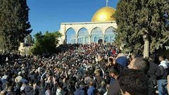 الاحتلال يُهاجم مسيرة نظمها المصلين في المسجد الأقصى ويُوقع اصابات