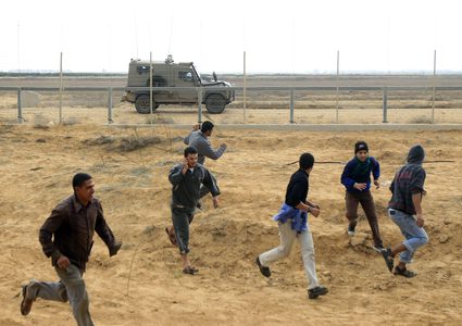 عشرات الشبان يتظاهرون على طول الحدود الشرقية لقطاع غزة