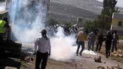 حالات اختناق في مواجهات مع الاحتلال شمال طولكرم