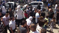فيديو...الاحتلال يعتدي بالضرب على وزير القدس ويعتقل النائب أبو زنيد