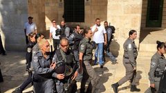 الاحتلال يحتجز بطاقات المصلين خلال دخولهم الأقصى