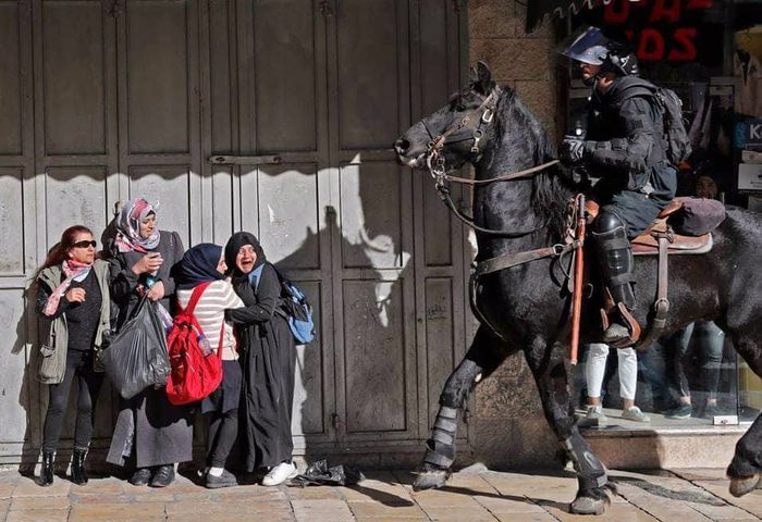 بالصور: قوات الاحتلال تعتدي على فتيات في شارع صلاح الدين بالقدس