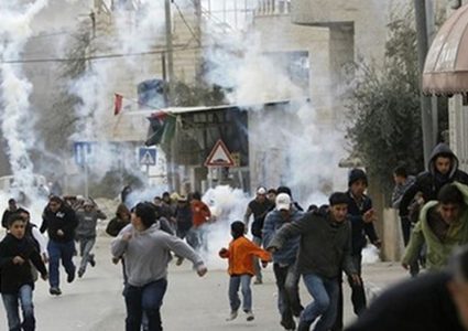 إصابة عشرات المواطنين بالإختناق بينهم أطفال جنوب نابلس