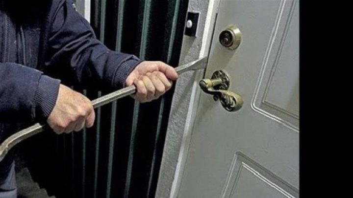 تنكّر بزي امرأة وسرق نصف مليون دولار من داخل شقة... في وضح النهار!