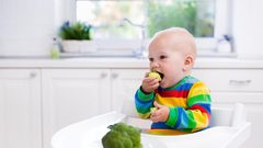 متى يمكنني أن أطعم مولودي غير الحليب؟