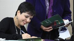 كاتبة فلسطينية تفوز بجائزة نجيب محفوظ للأدب عن روايتها "مخمل"