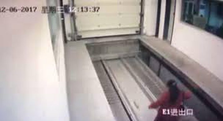 انشغلت بالهاتف.. فدخلت إلى "متاهة قاتلة"