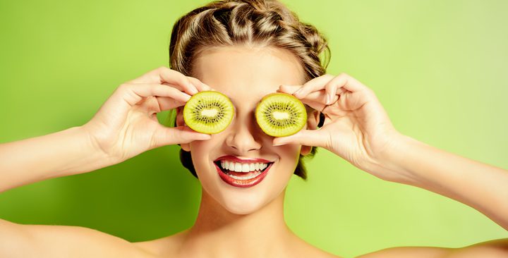 يوميًا ...حبة كيوي تغنيكِ عن جراحة التجميل