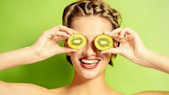 يوميًا ...حبة كيوي تغنيكِ عن جراحة التجميل