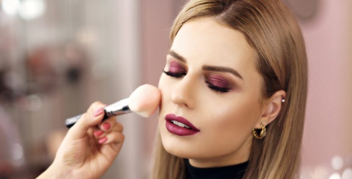 كيف تظهرين أصغر سناً من خلال المكياج؟