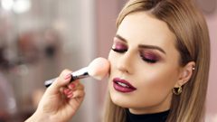 كيف تظهرين أصغر سناً من خلال المكياج؟
