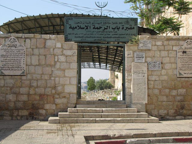 الاحتلال يُدنّس مقبرتي مأمن الله وباب الرحمة في القدس