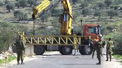 الاحتلال يغلق مدخل نحالين الرئيس