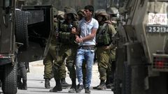 قوات الاحتلال تعتقل شابًا على حاجز عسكري طيار