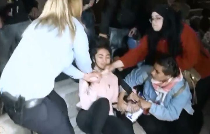 فتاة فلسطينية تطرح مجندة أرضاً في باب العامود (فيديو)