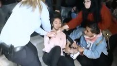 فتاة فلسطينية تطرح مجندة أرضاً في باب العامود (فيديو)
