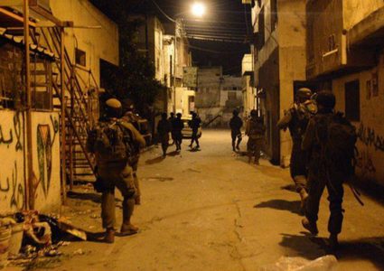 حملة مداهمات واعتقالات تشمل المطابع في الضفة (صور)