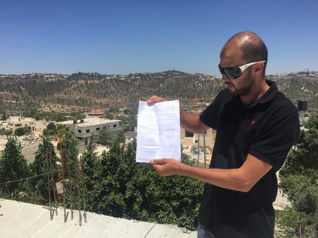 الاحتلال يسلم قراراً إدارياً بهدم منزل