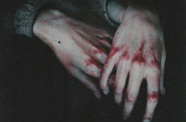 رجل يقطع يد زوجته لتعترف بذنب لم تقترفه