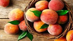 طفل معرض للموت عند تناول أي شيء غير الخوخ!