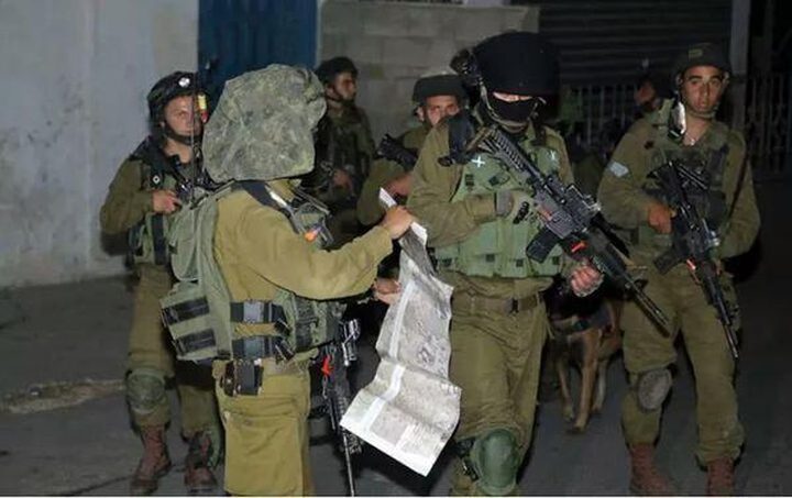 الاحتلال يسلم فتيين بلاغين لمراجعة مخابراتها