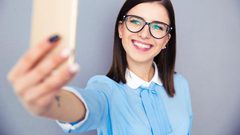 إذا كنت تتسم بخمسة من هذه الصفات فأنت مريض "سيلفي"