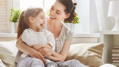 نصائح للتعامل مع تعلق الطفل الزائد بالأم