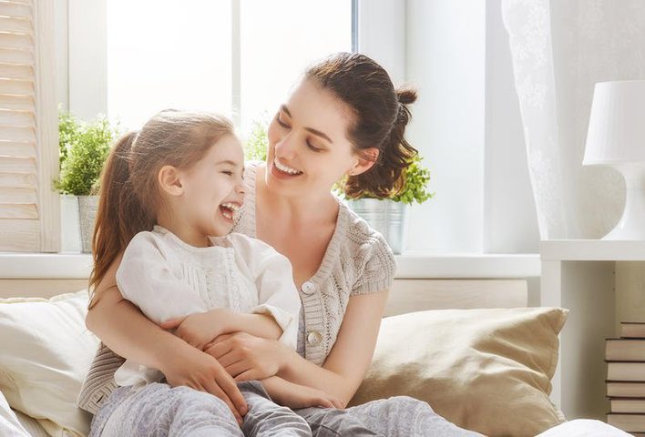 نصائح للتعامل مع تعلق الطفل الزائد بالأم