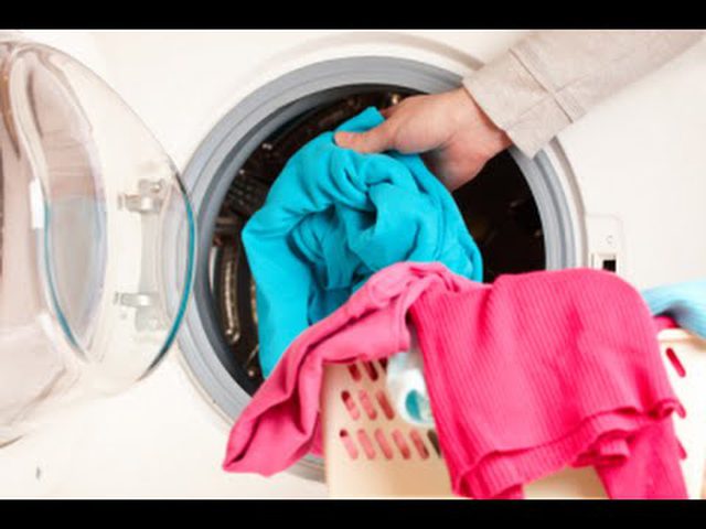 هذه الحيلة تنقذ ملابسك من اختلاط الألوان بعد غسلها...