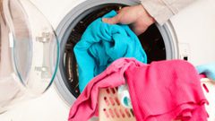 هذه الحيلة تنقذ ملابسك من اختلاط الألوان بعد غسلها...