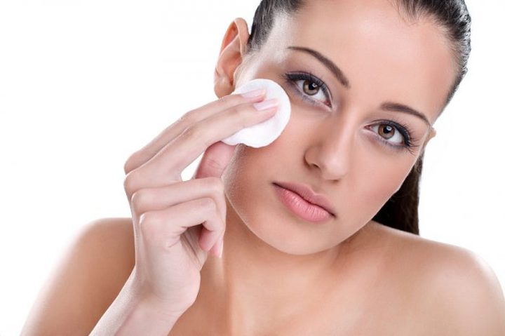 عادة جمالية تتبعينها يومياً لكنها تدمر بشرتك