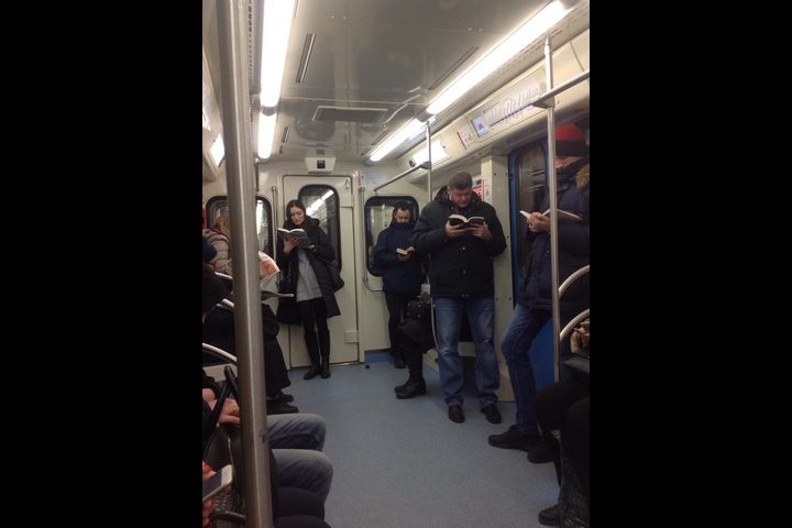 صورة لقراء في مترو موسكو تشغل العالم