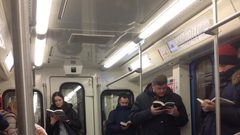 صورة لقراء في مترو موسكو تشغل العالم