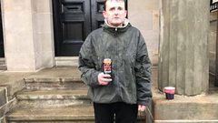 رجل بلا مأوى يحمي مال الآخرين من السرقة